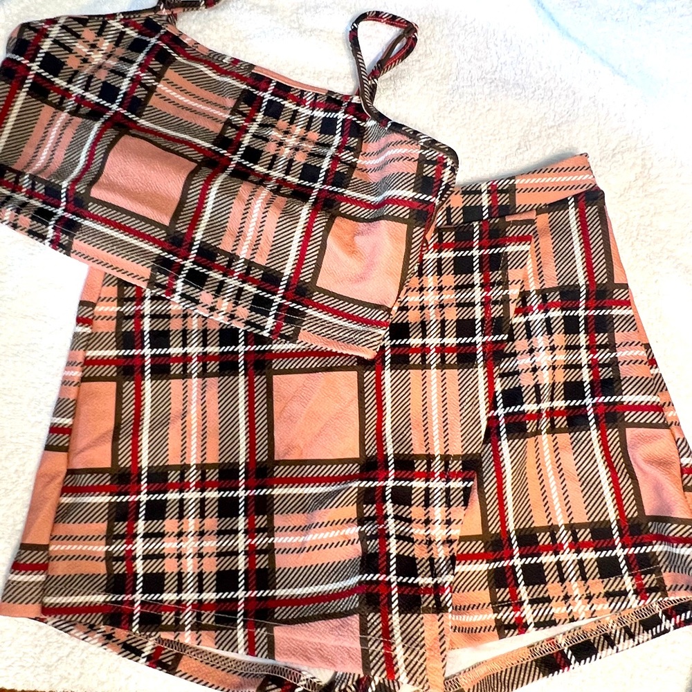 I bought off SHEIN, it’s medium but doesn’t fit me. Would fit 130-160 lbs